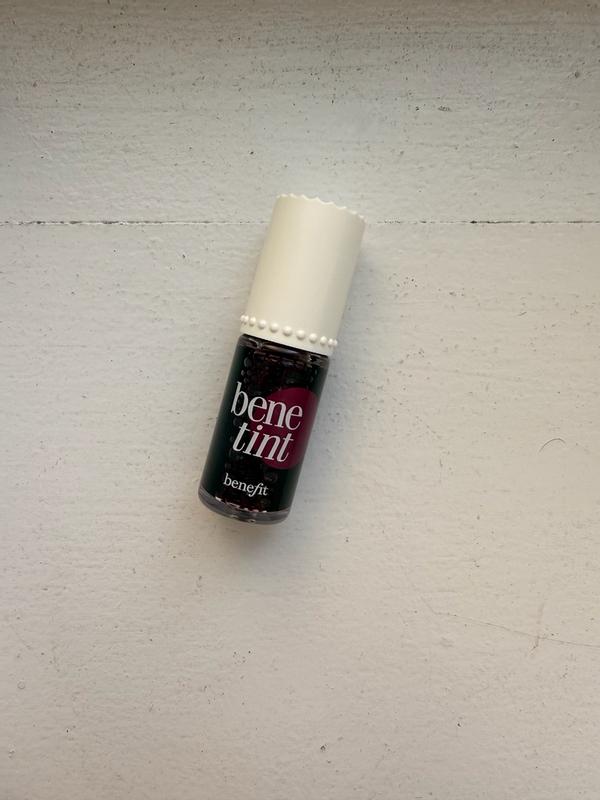 Customer photo for "Perfect for natural light makeup days"