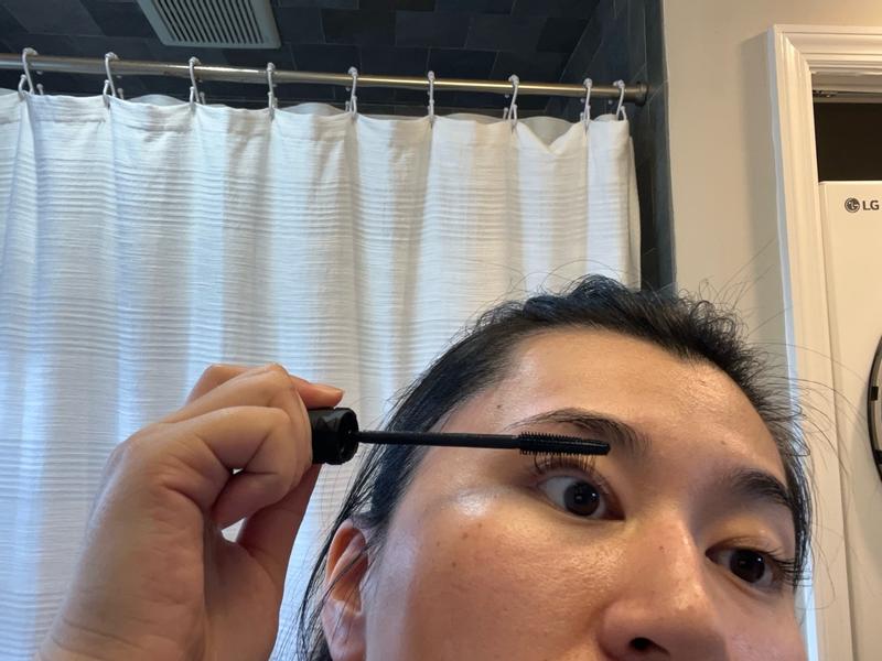 Customer photo for "Volumizing mascara for thin lashes"