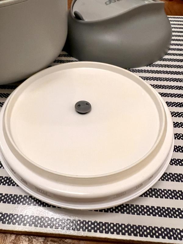 Stained lid ( much more apparent in person)