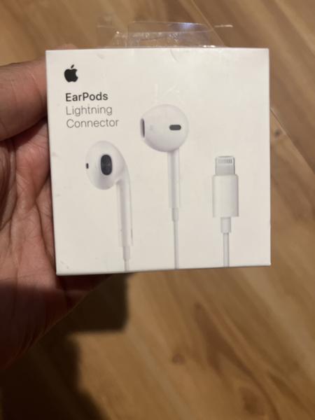 Apple EarPods In-Ear Headphones with Lightning Connector White