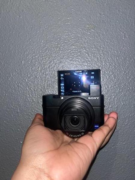 Sony Cyber-shot RX100 VII Content Creator Vlogger 20.1MP 8x