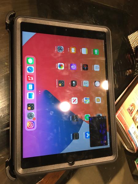 Apple iPad (10.2-inch, Wi-Fi + Cellular, 32GB) - Space Gray Apple iPad (10.2-inch, Wi-Fi + Cellular, 32GB) - Space Gray