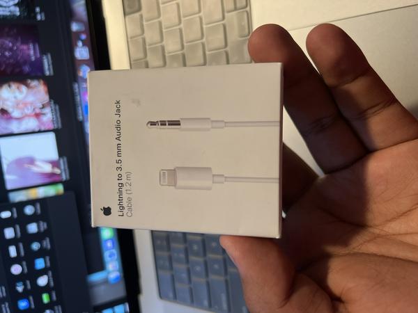 Apple Lightning to 3.5 mm Audio Cable 3.9 ft. (1.2 m) - White