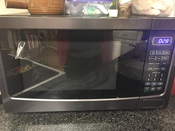 INSIGNIA 1.1 CU. FT. MICROWAVE (BLACK & STAINLESS STEEL) - NS-MW11BS9-C