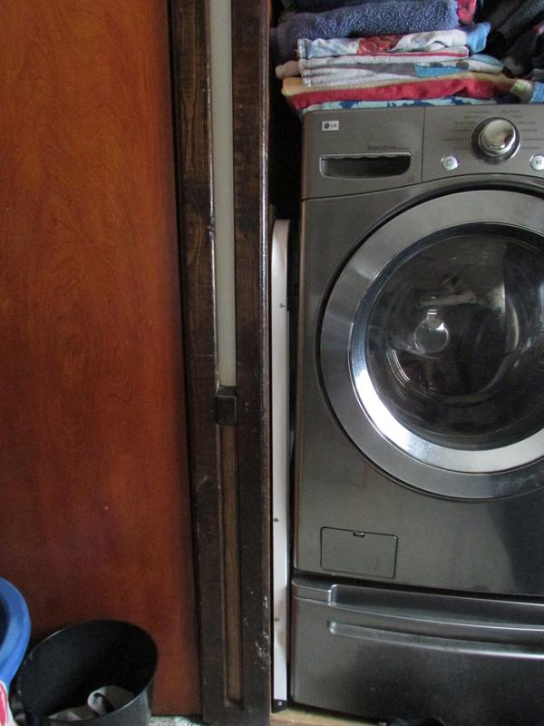 fits nicely in between the wall and washer