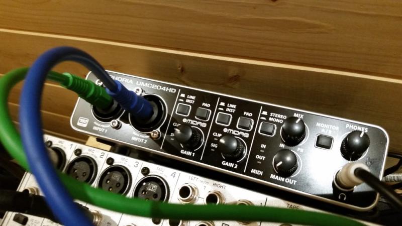 Внешняя звуковая карта behringer umc204hd