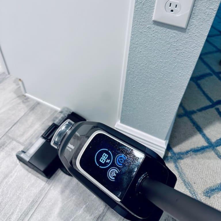 Easily gets in corners and under cabinets