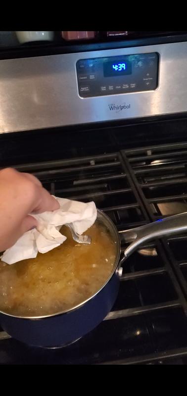 Metal handle on glass lid