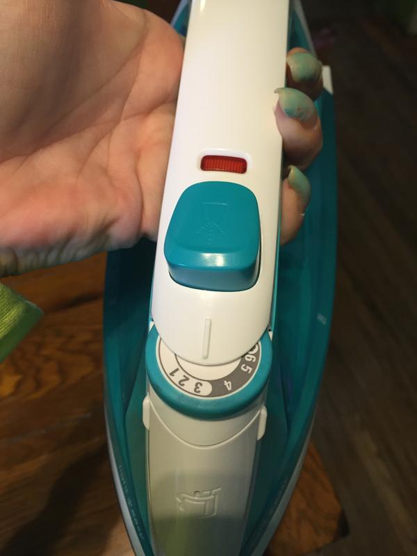 BLACK+DECKER Light 'N Easy Turquoise Auto-steam Iron Automatic Shut-off  (1200-Watt) in the Irons department at