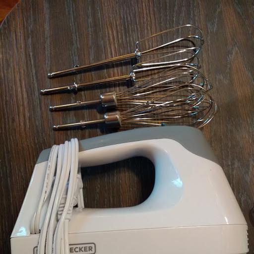 Here is a closeup of the mixer, whisk beaters, and regular beaters.