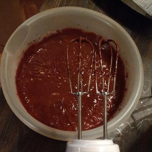 As you can see, the mixer produces very little splatter when mixing cake batter.