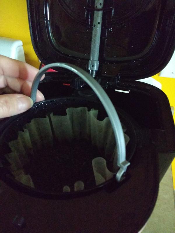 Pivoting handle on filter basket