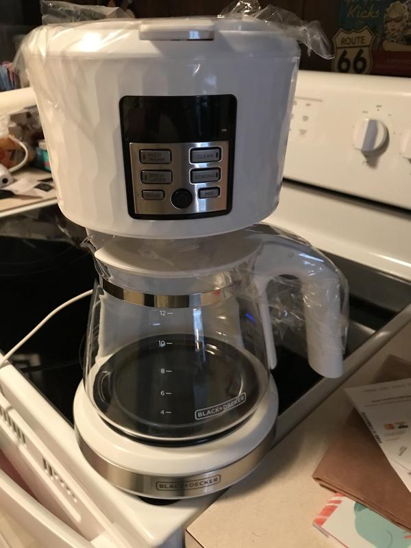 BLACK DECKER Honeycomb 12 Cup White Coffee Maker 985119593M The