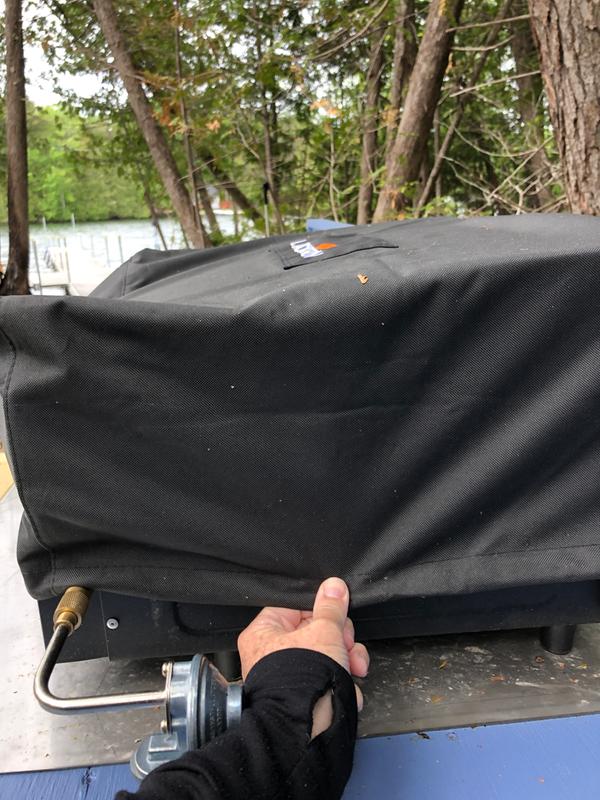 Even if you try to pull the cover down, it doesn't fit. Blackstone design team gets a failing grade for this one.