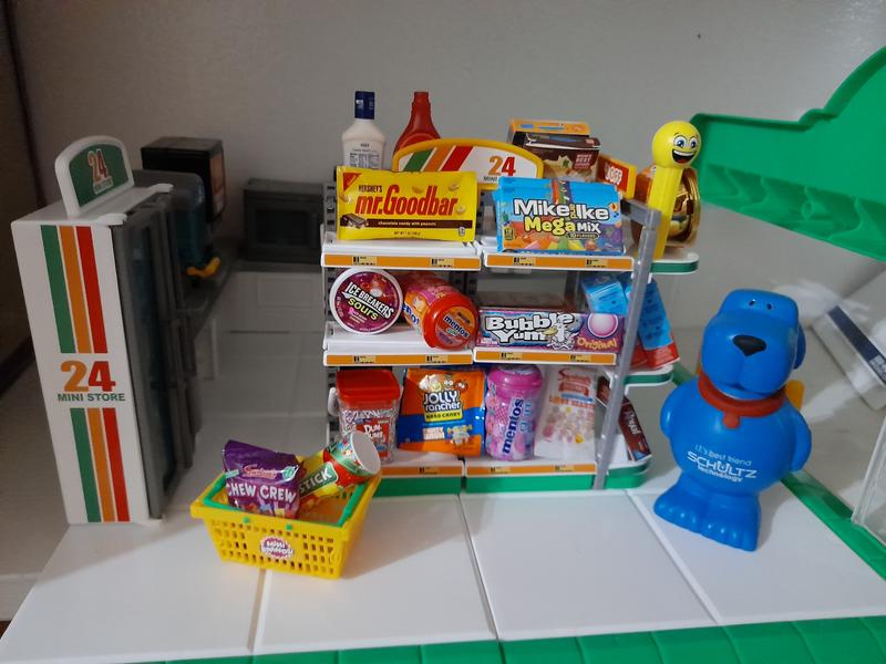 Mini Brands Mini Convenience Store Playset with 1 Exclusive Mini by