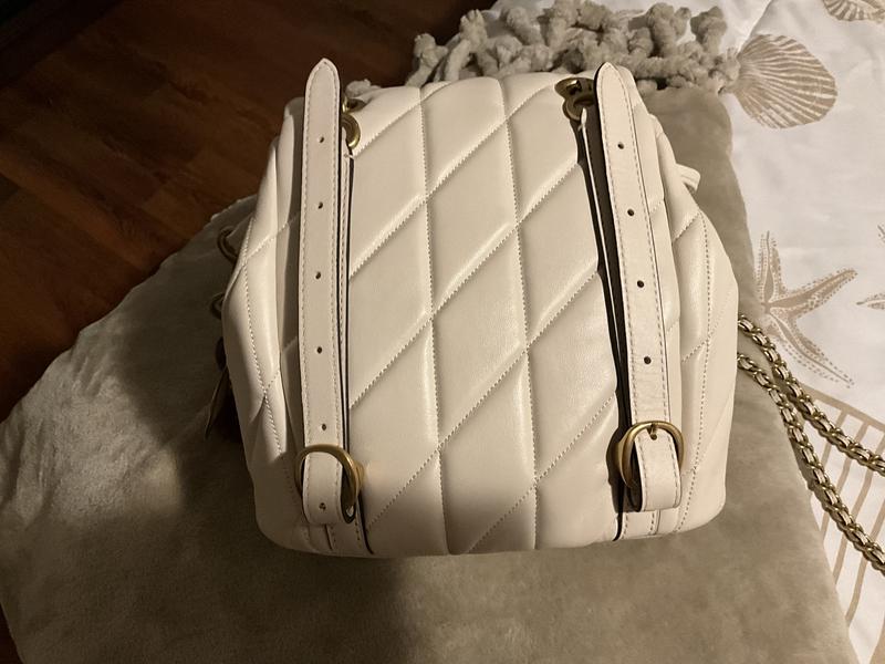 So you can see that you can fasten the back straps flush to wear crossbody.