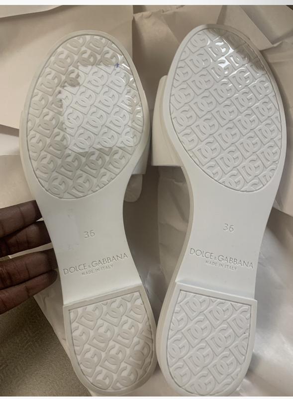 She was worn and Bloomingdale’s sent them to me just like this. 👎🏾