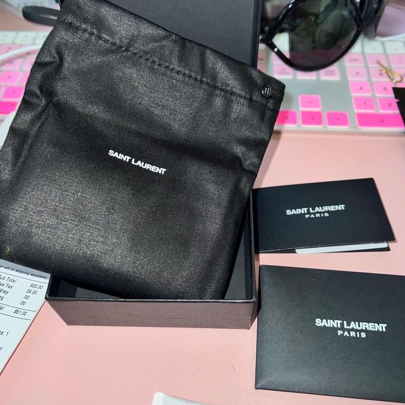 The package and dust bag.