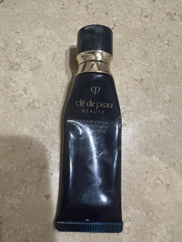 Clé de Peau Beauté Radiant Cream Foundation SPF 25, 0.88 oz