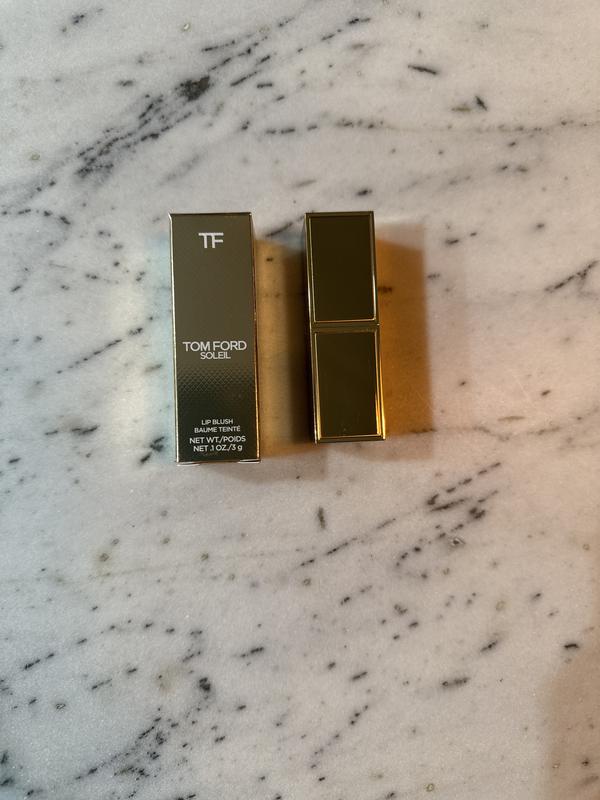 Very pretty casing, you can also use the case as a mirror when applying makeup to your lips 💋