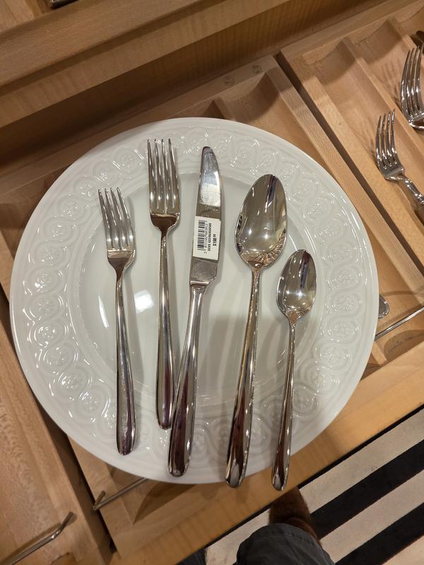 Fussing flatware with Louvre plate