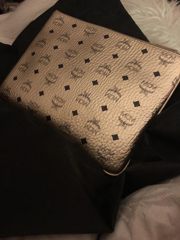 Both sides of the bag are included