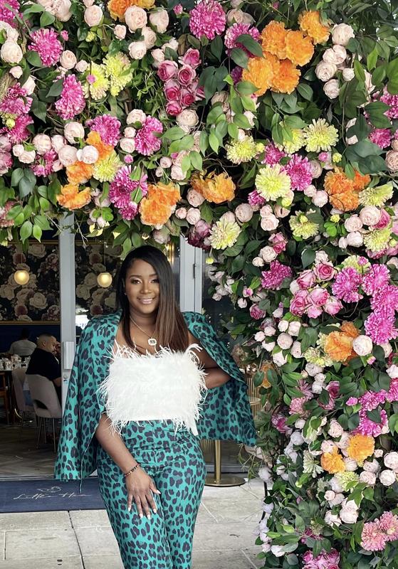 Love this top with high waist pants or jeans