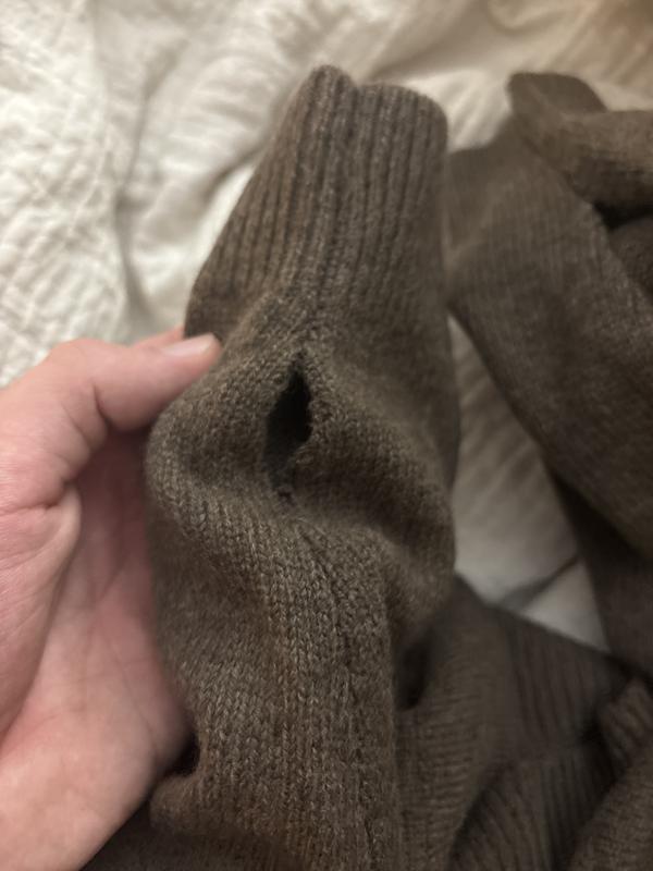 Ripped sleeves. Poor quality.