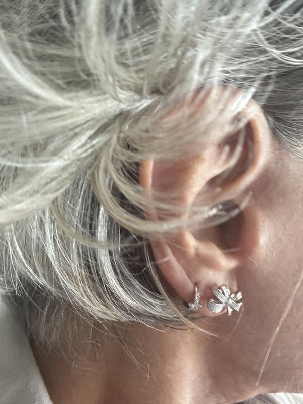 Diamonds are brilliant, white and the ear rings are very comfortable. Well made and very happy with my purchase.