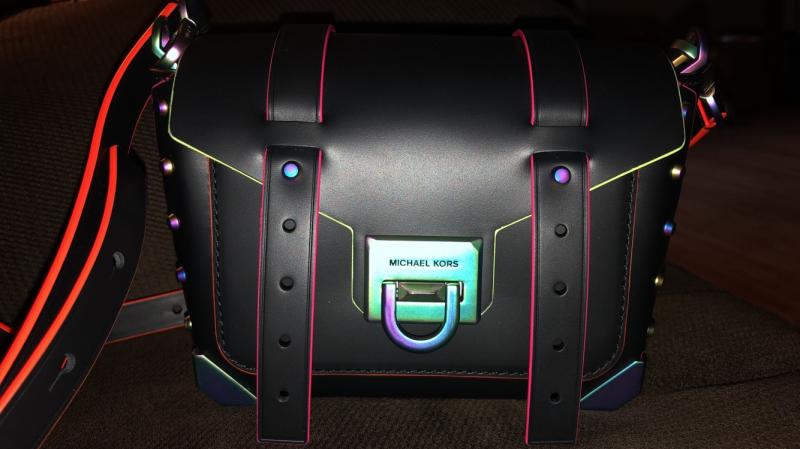 Shows how nice the material of the bag is