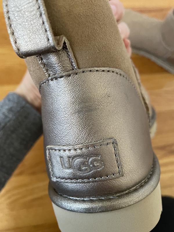 More skuff marks, but at least this label was cut straight.