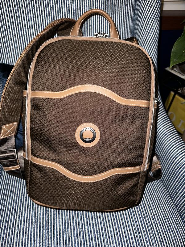 Front zip pocket & main double zipper & vegan leather bottom.