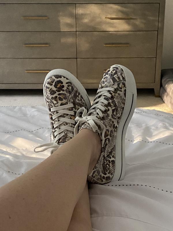 Year round flattering sneaker