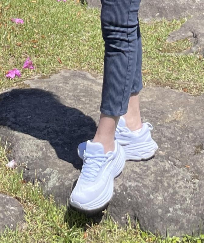 Women's Bondi 8 Lace Up Sneakers