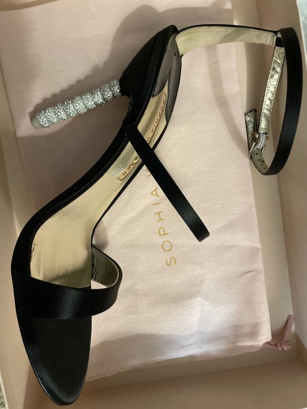 Elastic on the side of top arch strap so it fits narrow or wide feet