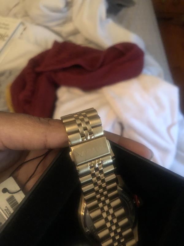 If you zoom in, you can see the scratches