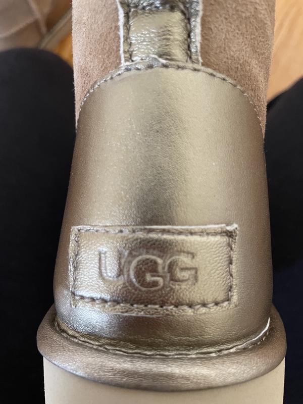 UGG label not even cut straight and there is a rip in the right corner.