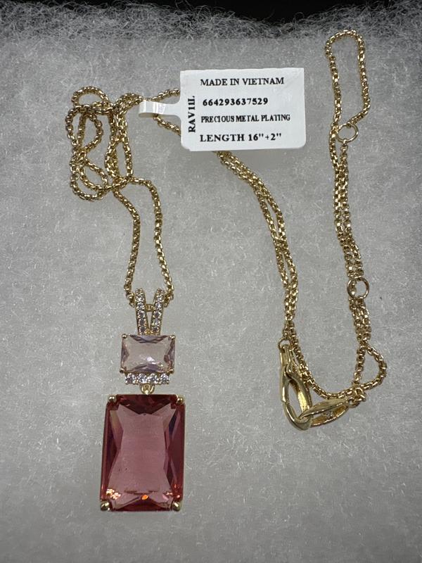 Chain can be adjusted to 3 different lengths