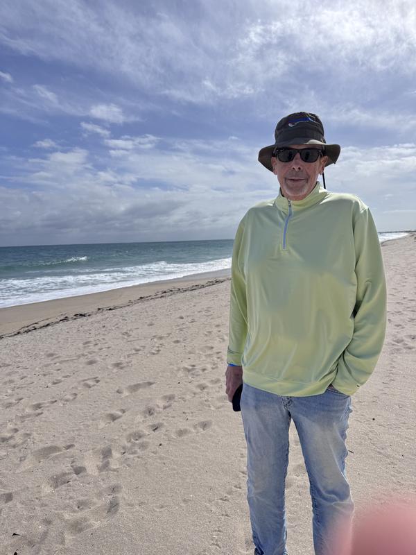 Very handsome man looking great in raybans!