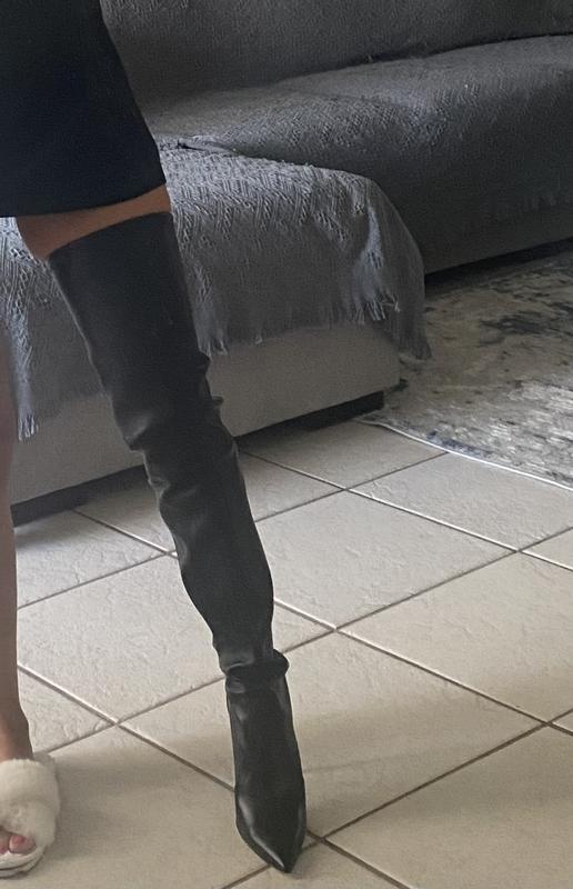 Grabs top of thigh to tight