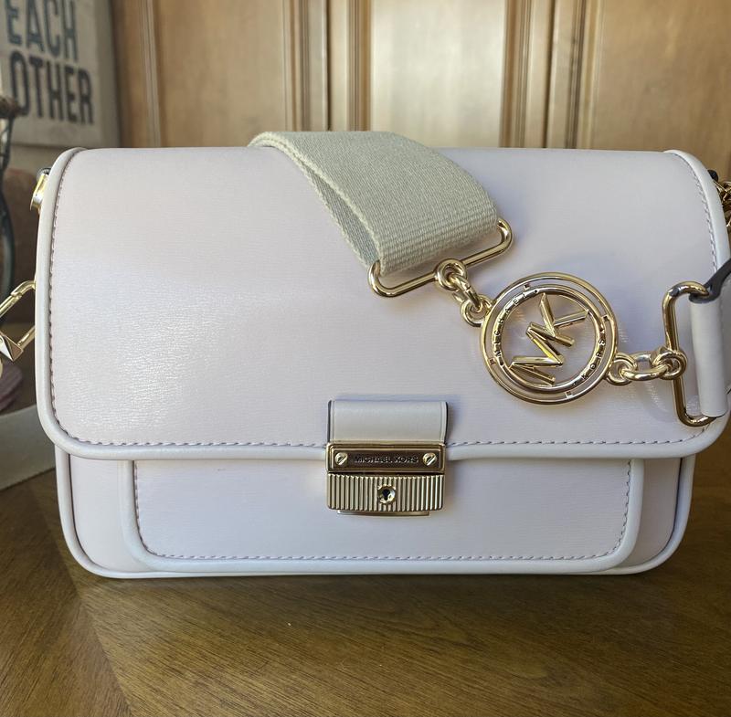 Comes with 1 large canvas strap only. The picture shows 2 different straps. But it only comes with the thick one in my image.