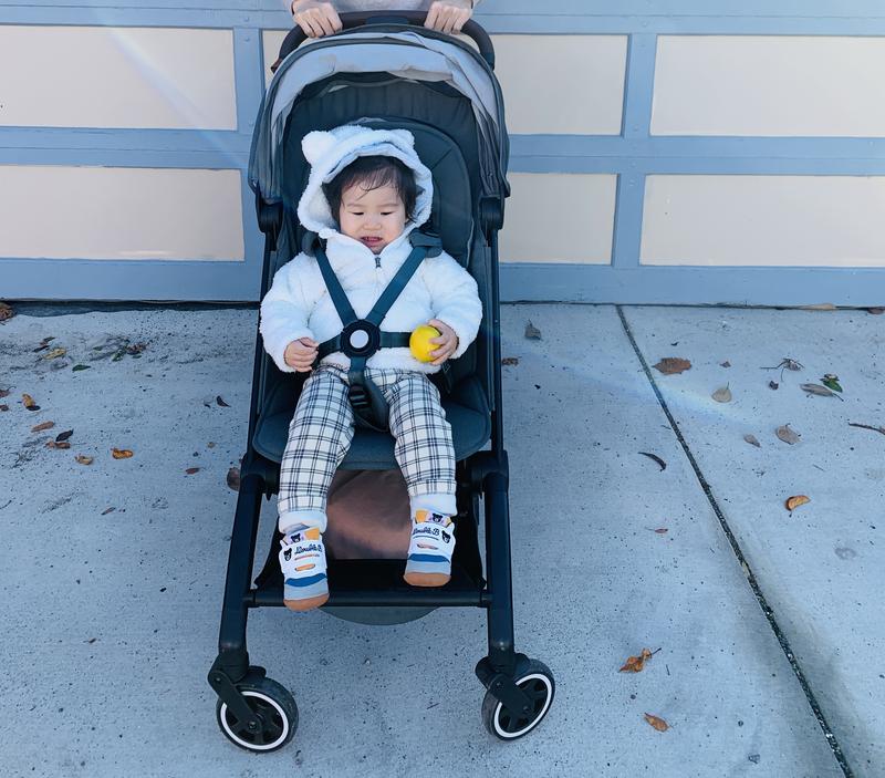 19m old, 32in, my son’s feet feels comfortable on the stroller.