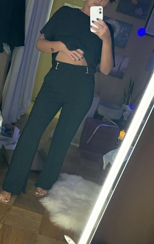 For reference, I am 5’3 128 lbs and a size 4 fits perfectly. I have a very high up seam so they fit right at the floor for me.