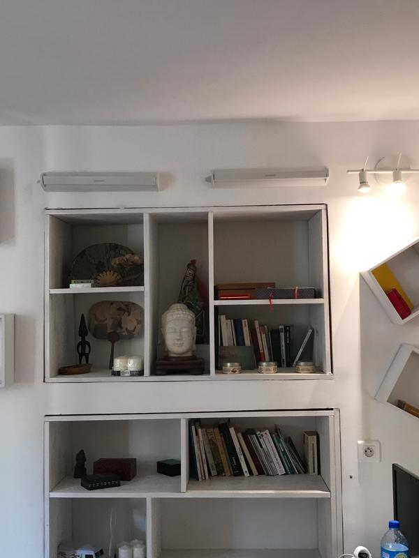 Les séchoirs repliés: très discrets au dessus des étagères