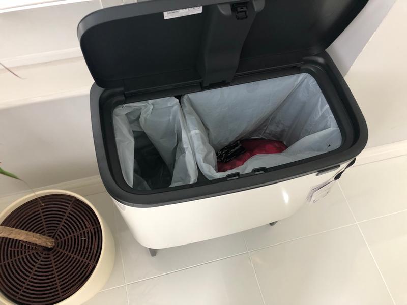 2 internal bins. General waste & recycling I already had a countertop food caddy & didn’t like the idea of opening the food waste every time I need to use the bin.