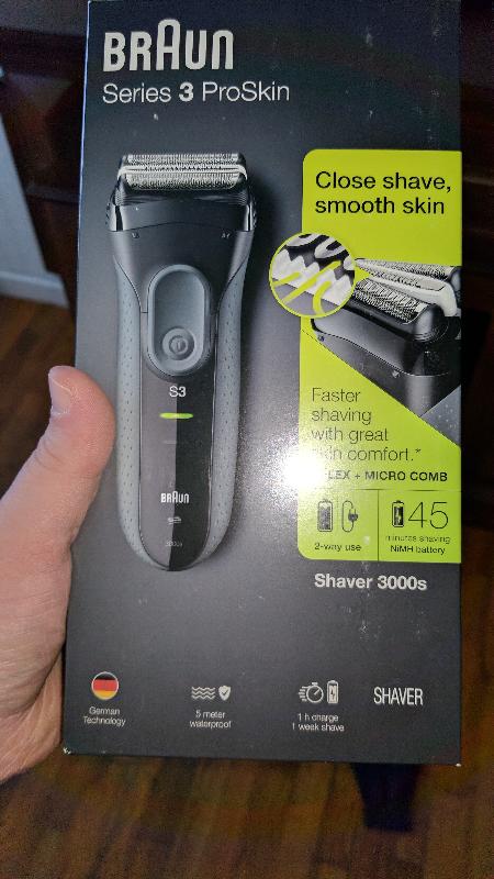 Series 3 ProSkin 3000s shaver with protection cap, grey.