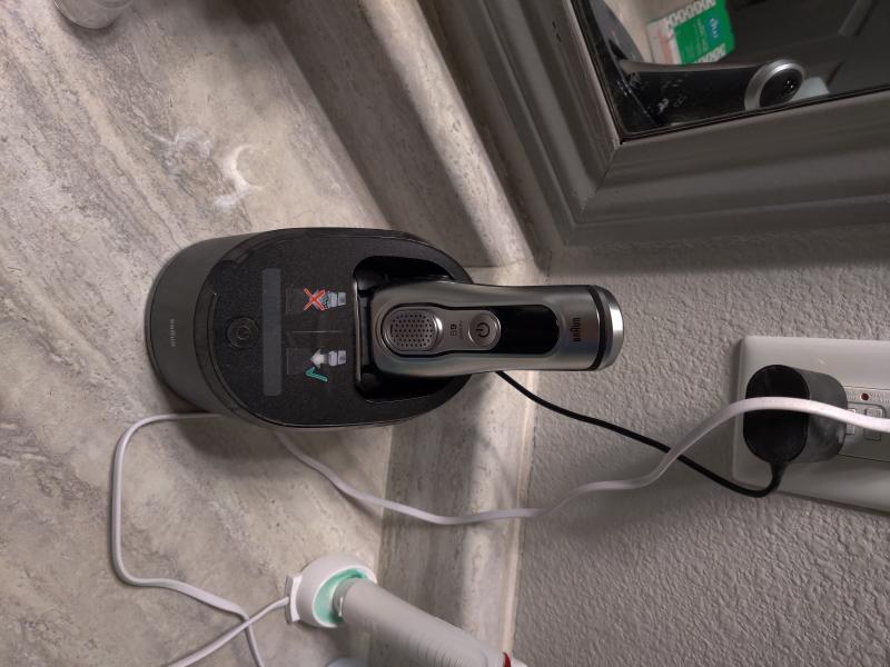 Compact cradle for the razor