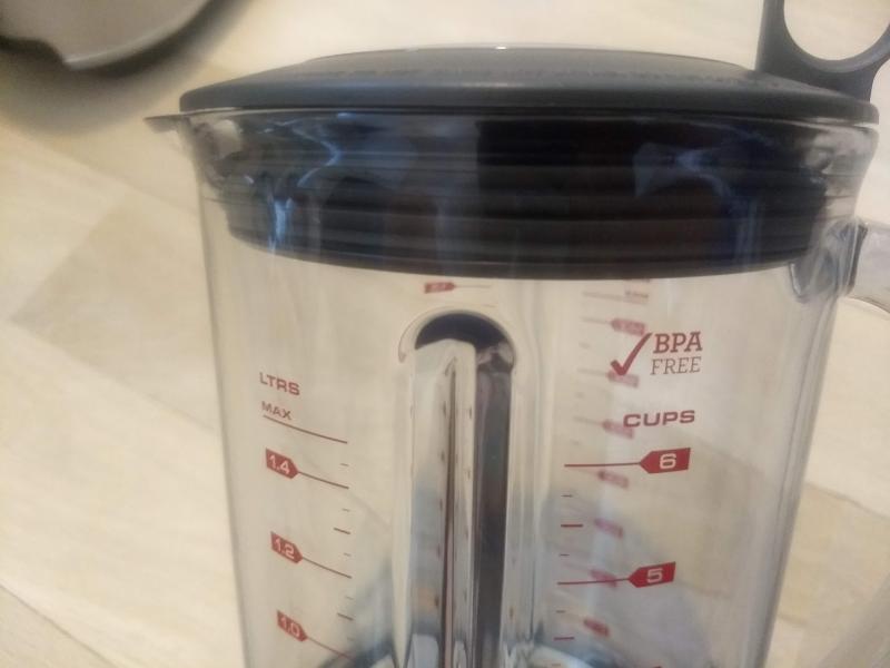 BPA-free pitcher with tight seal and ring pull