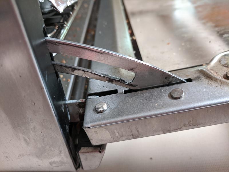 Door limit strap: source of the screeching sound when opening/closing door