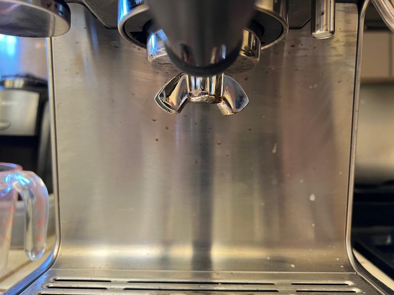 Handle 90 degrees to the rear; spouts 30 degrees off parallel.